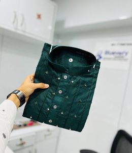 ชุดคุर्ตาผ้าฝ้ายเนื้อหนาสำหรับผู้ชาย ออกแบบโดยดีไซเนอร์ เหมาะสำหรับงานแต่งงาน งานเฉลิมฉลอง สีสันสดใส ประดับด้วยงานกระจก พร้อมกระเป๋าข้างสองข้าง ผ้าเนื้อดี - Product Image 3