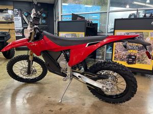 มีสินค้าใหม่ในสต็อก รถ Stark Varg Alpha Enduro ปี 2025 สีแดง Stark Red สินค้าขายดี ใหม่ล่าสุด - Product Image 4