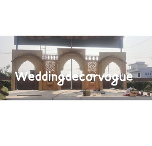 Scène de mariage sur le thème du palais royal avec de grandes colonnes bordures florales et fond clair décoratif d'Inde - Product Image 3