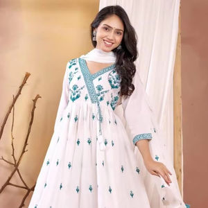 Bas Anarkali Kurti en coton Mul de qualité supérieure avec la collection Dupatta Prix de gros pour les mariages de fête - Product Image 1