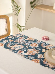 Chemin de table double couche en toile slub premium imprimé numériquement, motif floral, avec pompons, style damassé tissé, bleu floral pour salle à manger - Product Image 1