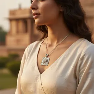 Colgante de Plata 925 con Filigrana Cuadrada, Gema Verde, Estilo Religioso, Chapado en Rodio, Regalo de Joyería para Ocasiones Religiosas, India - Product Image 1