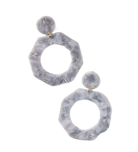 Boucles d'oreilles créoles fantaisie géométriques en résine pour femme, bijoux tendance et élégants pour fêtes et mariages, en acrylique et lucite, style statement - Product Image 5