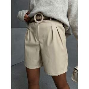 กางเกงขาสั้นหนังผู้หญิงแบบมีเข็มขัด ขายส่ง - Product Image 6