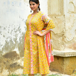 Kurti droit décontracté à imprimé floral longueur cheville pour femme avec pantalon imprimé zig-zag et Dupatta (moutarde) 100% coton - Product Image 1