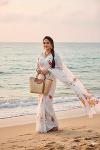 Atractivo Sari de Seda con Estampado de Dola y Diseño Floral con Contorno de Zari, Elegante para la Moda India y Pakistaní - Product Image 3