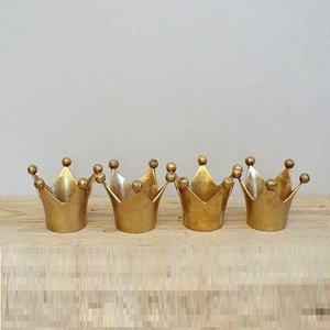 Couronne en métal Décoration royale et élégante Matériau de haute qualité Idéal pour la décoration de bureau à domicile et d'événement de luxe - Product Image 3