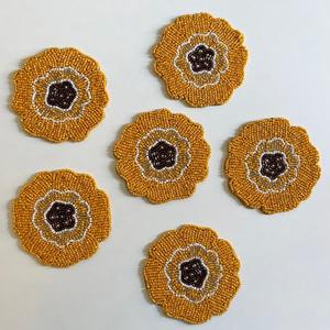 Dessous de verre à perles classiques modernes avec motif complexe Dessous de verre à perles classiques modernes avec motif complexe - Product Image 1