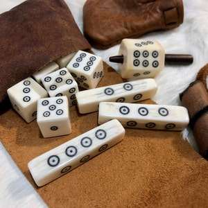 Juego de Dados de Hueso Natural Ecológicos Hechos a Mano con Estilo Deportivo, Forma de Cubo para Juegos de Mesa y Coleccionables - Product Image 2