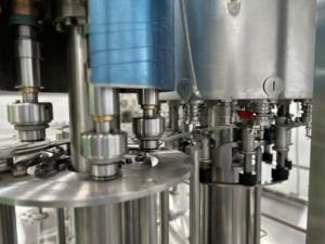 Máquina Automática Eléctrica de Enjuague, Llenado y Tapado de 60 BPM para Bebidas de Agua Pura de 200 ml con 1 Año de Garantía - Product Image 4