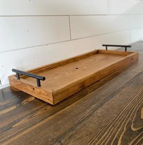 Plateau de rangement et de service rectangulaire long avec côtés surélevés, poignées métalliques robustes, style rustique, parfait pour la salle à manger ou la table basse - Product Image 1