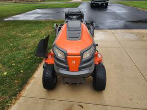 Tondeuse à gazon Husqvarna YTH24V48LS 2009, tondeuse rotative avec système audio haut de gamme, livraison rapide et satisfaction garantie - Product Image 6