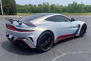 As-ton Ma-rtin V12 Van_tage Coupé propre, modèle 2023 - Product Image 5