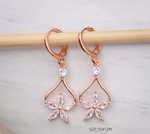 Boucles d'oreilles tendance en forme de fleur plaquées or avec alliage de haute qualité infusé de pierres de zircone brillantes, style mignon, revêtement anti-ternissement - Product Image 2