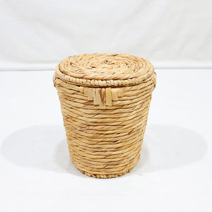 Panier de rangement en fibre naturelle tressé à la main Artex Dong Thap avec couvercle rond - Product Image 1