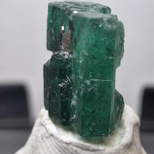 Gema Brillante, Esmeralda Natural, Cristal de 5 Quilates, Corte Hexagonal |   Espécimen de Esmeralda Verde en Bruto |   Valle de Swat, Pakistán |   Colector | - Product Image 6
