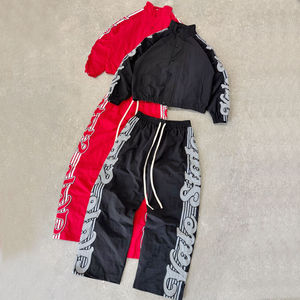 Fabricante de Conjuntos Deportivos Personalizados, Pantalones Deportivos de Nailon con Bordado, Chaqueta Cortavientos con Cremallera, Conjuntos Deportivos Unisex con Cordones Largos - Product Image 1