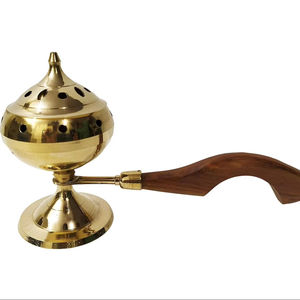 เครื่องหอมทองเหลืองพร้อมด้ามไม้สำหรับใช้ทางศาสนาของตกแต่งบ้านและโบสถ์ - Product Image 1