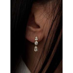 Pendientes de diamantes en forma de pera de 2.7 quilates con la inscripción Third Time's a Charm - Product Image 4