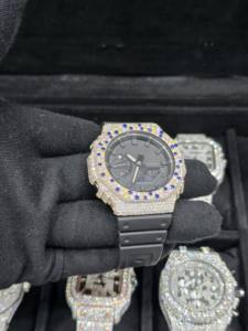 Nouvelle conception de lunette de montre GA2100 en moissanite multicolore, bracelet personnalisé de luxe, style hip-hop moderne - Product Image 1