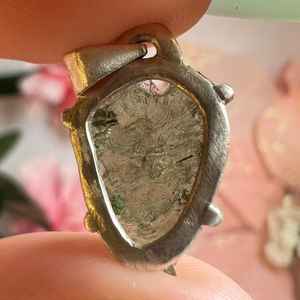 Colgante de moldavita de punta suave hecho a mano, 1,27 gramos en plata de ley, collar de moldavita cruda de alta calidad - Product Image 2