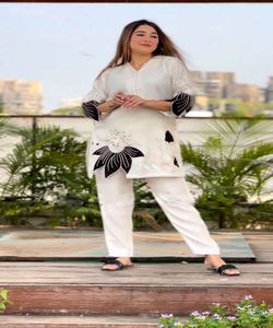 Robe moderne de style pakistanais Fusion Salwar Kameez Chic en tissu traditionnel Viscose et soie pour les fêtes - Product Image 6