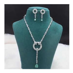 Ensemble de pendentifs de bijouterie fine au design moderne parfait pour les vêtements décontractés et de bureau pour l'approvisionnement mondial en provenance d'Inde - Product Image 1