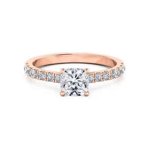Bague en diamant de laboratoire taille coussin sur monture pavée F-VS2 1,20 ct au total, or massif 14 carats, sertissage pavé, idéale pour les occasions festives - Product Image 3