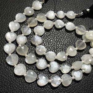 Venta al por mayor 10MM piedra lunar blanca facetada forma de corazón Briolette cuentas piedra Natural con taladro Vertical - Product Image 4