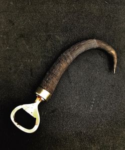 ABRIDOR DE BOTELLAS DE CUERNO DE CALIDAD HECHO A MANO Venta al por mayor Abridor de botellas de cuerno natural Abridor de cerveza de cuerno para Bar y FIESTA DE LA India - Product Image 1