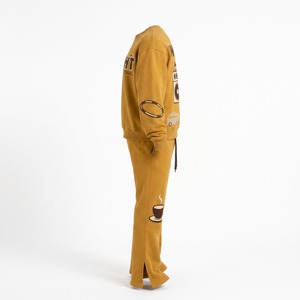 Ensemble de survêtement personnalisé avec logo, impression DTF, sweat-shirt à col rond orné de strass, pantalon de survêtement évasé, 420 GSM, couleur moutarde miel, logo personnalisé - Product Image 5