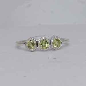 Vente en gros de bagues Sobiz Designs unisexes, minimalistes et délicates en argent sterling 925 avec pierre précieuse péridot naturellement taillée, bijoux de mode pour tous les jours - Product Image 1