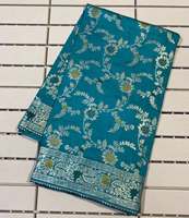Sari indien de créateur en soie russe pure et douce, avec pallu tissé de qualité supérieure en Zari et Meenakari, accompagné d'une veste et d'un chemisier tissé à manches longues.