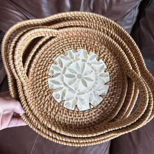 Vente en gros Plateau de service en osier avec poignées Plateau décoratif en rotin incrusté de nacre pour table basse du Vietnam - Product Image 4