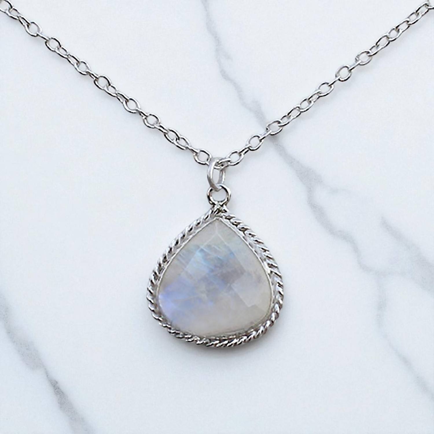 มูนสโตนสีรุ้ง