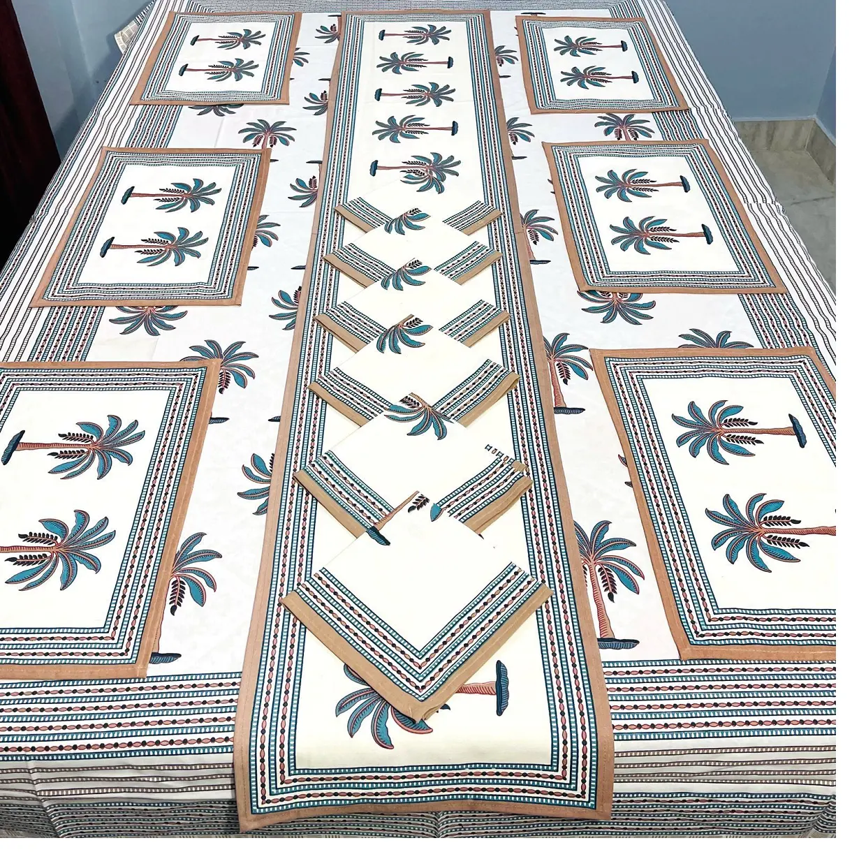 Tappetini da pranzo stampati Jaipuri su misura con tovaglioli per 6 posti in stampa di palme e disegni e colori del bordo