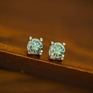 ต่างหูเงิน 925 ประดับเพชรโมอิสซาไนต์สีเขียว 2 กะรัต - Product Image 3