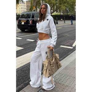 Conjunto Deportivo de 2 Piezas para Mujer, Invierno, Bordado, Color Sólido, Pantalones Deportivos Anchos Charli Grises - Product Image 1