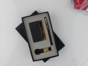 Juego de Regalo Promocional de Lujo 3 en 1: Tarjetero, Bolígrafo y Llavero con Personalización e Impresión en Relieve - Product Image 4