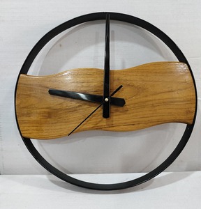 Horloge en bois naturel la plus vendue avec cadre en fer Horloge murale design pour style de chambre artistique à vendre d'Inde - Product Image 4