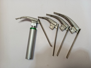 HASNI SURGICAL IH-09 Set de Laringoscopio Manual de Fibra Óptica Premium McCoy con Hojas Articuladas de Acero Inoxidable para Emergencias en las Vías Respiratorias - Product Image 6