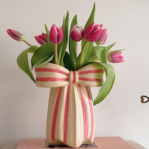 Jarrón blanco esférico con intrincados pájaros y follaje en relieve verde, una pieza decorativa serena e inspirada en la naturaleza - Product Image 4