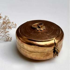 Vintage Roti Dabba Teen Se debe lavar con un paño suave y un agente de limpieza de metales como Pitambari Lima & sal o vinagre - Product Image 1