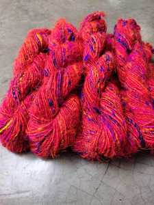 ริบบิ้นผ้าไหมส่าหรีหลากสีสันสั่งทำพิเศษ ผลิตจากเส้นใยผ้าส่าหรีรีไซเคิล เหมาะสำหรับร้านขายเส้นด้ายและเส้นใย - Product Image 6