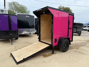 Petite remorque de transport fermée rose à essieu simple avec porte latérale, capacité de charge de 1001 à 2000 kg - Product Image 1
