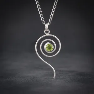 Pendentif classique en laiton plaqué argent avec pierre de péridot sertie clos, forme ronde, bijoux faits à la main, vente en gros pour femmes - Product Image 6