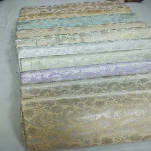 Tissu de soie de brocart sur mesure dans un large assortiment de motifs adaptés au créateur de robes et aux vêtements en teinte pastel avec or - Product Image 5