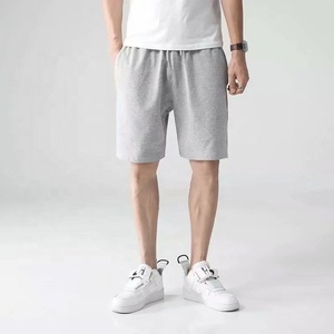 Short de survêtement à taille haute avec cordon de serrage pour hommes Pantalon en tricot élastique de style bermuda avec taille moyenne Tirs de course teints en plaine - Product Image 5