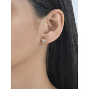 Pendientes de Flor con Diamantes Cultivados en Laboratorio en Oro Amarillo de 9K para Mujer - Product Image 2