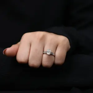 Anillo de Compromiso con Diamante de Laboratorio de Corte Radiante con Detalles de Diamantes de Corte Princesa - Product Image 3